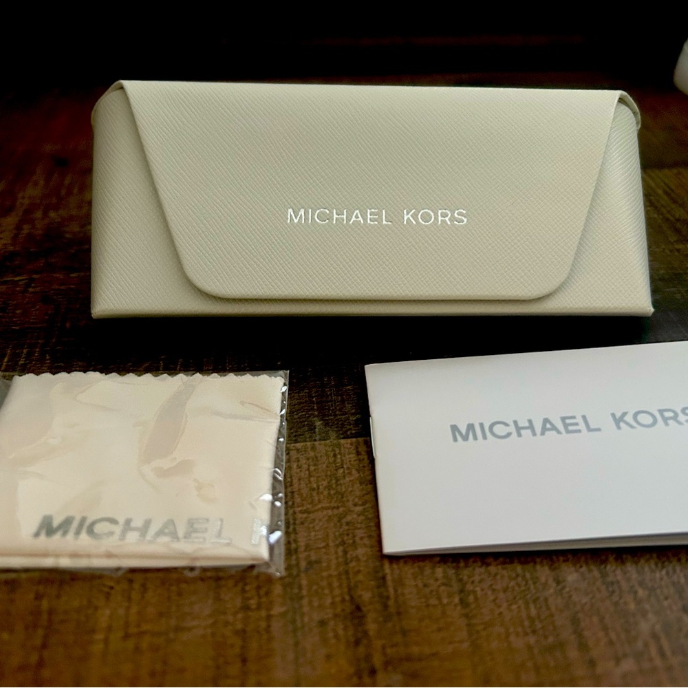 NEW Michael Kors gladses case with new wipe